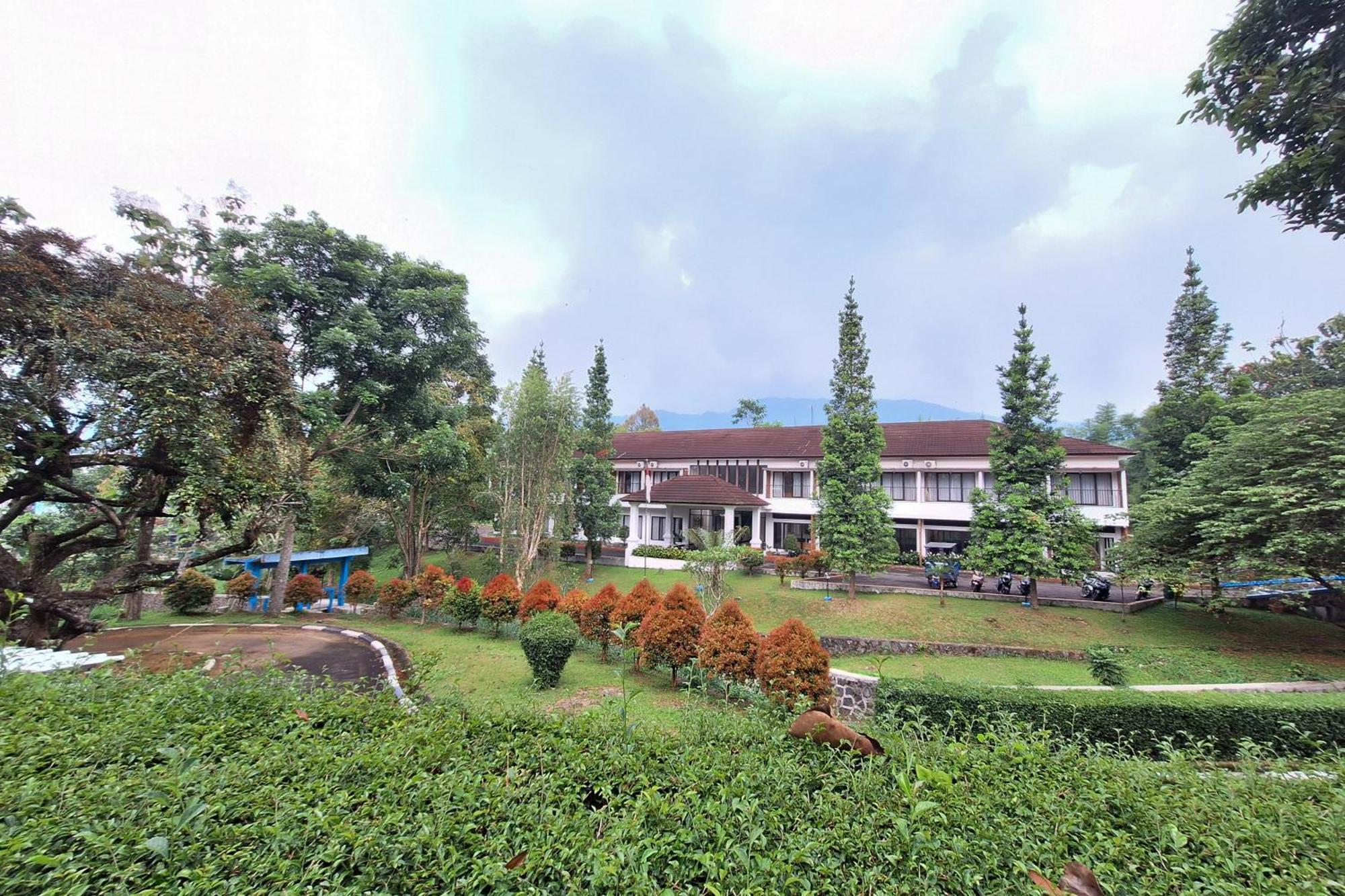 Reddoorz Resort At Tridaya Cisarua Puncak Exterior photo